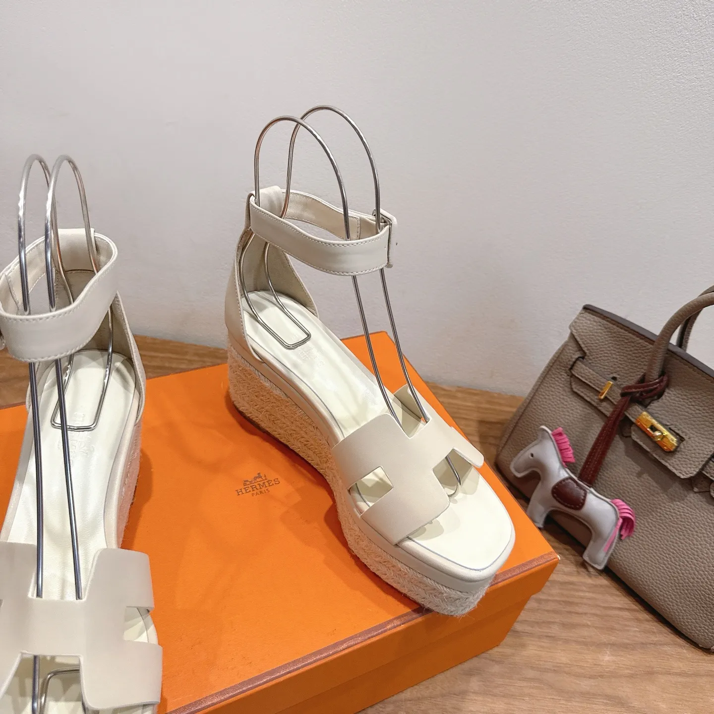 👟👟Ex-factory price 720👟👟 Hermes... a Eclair 2025 new color + popular series, the version is super positive, with a certain thickness, which makes the legs longer! Breathable, comfortable calfskin, spring and summer color matching, this item is both beautiful and comfortable! Channel supply code size: 35-39 can be ordered as 40.41 with airplane box ➕20